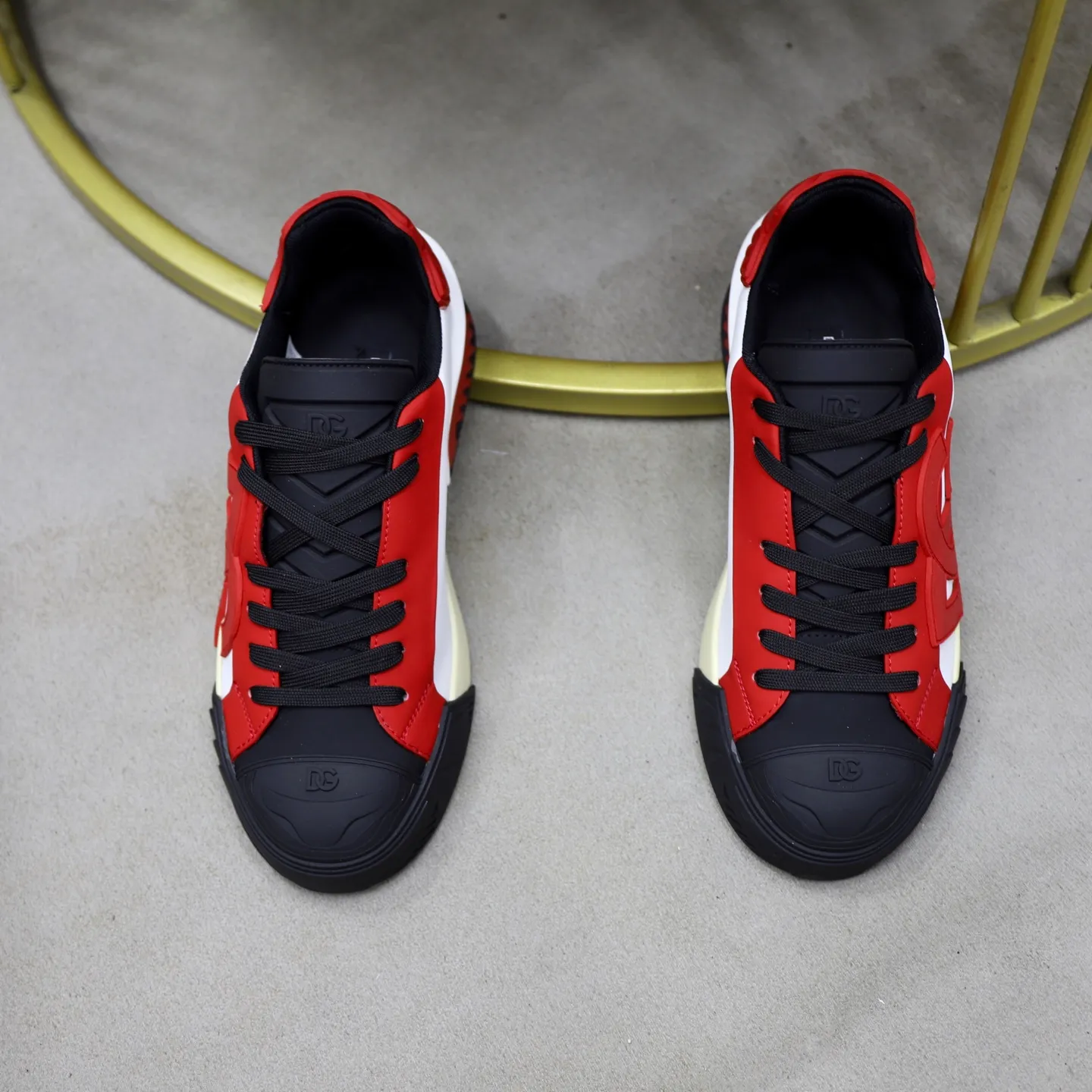 Ex-factory price: 600💰••New products••Dolce&Gabbana••DG✔️High-end men's sports•casual shoes. Original goods from top counters. Original imported multiple material splicing design ➕Original outsole.  Size: 38-44 (45, 46 customized)